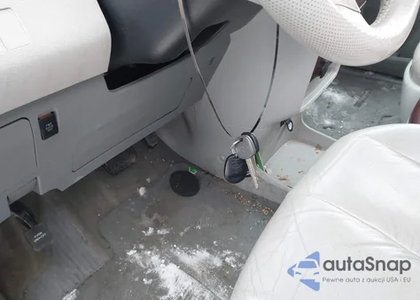 2012 Toyota Sienna Xle V6 8 Passenger z USA, uszkodzony, nr VIN 5TDYK3DC4CS245890